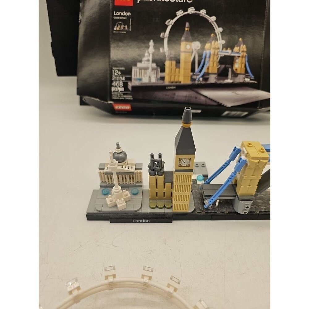LEGO ARCHITECTURE: London (21034) 99% Complete With Box - Picture 7 of 9